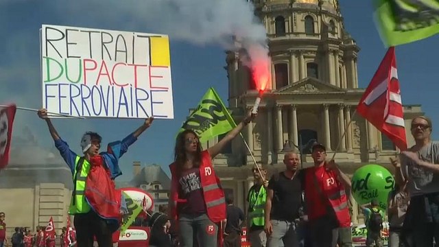 Французские железнодорожники продолжают бастовать