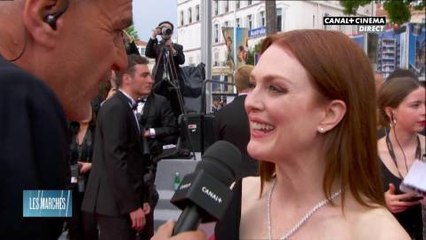 Julianne Moore sur les marches au micro de Laurent Weil - Cannes 2018