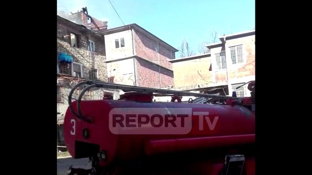 Report TV - Bajram Curri, flakët e mëdha përfshijnë katin e tretë të një pallati