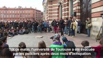 Fac de Toulouse évacuée: les étudiants en AG place du Capitole
