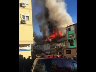 Ora News - Flakët përfshijnë pallatin tre katësh në Tropojë, shikoni videon