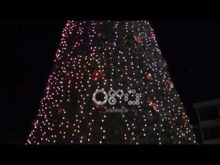 Ora News - Fieri e Lezha ndezin dritat e festave të fundvitit