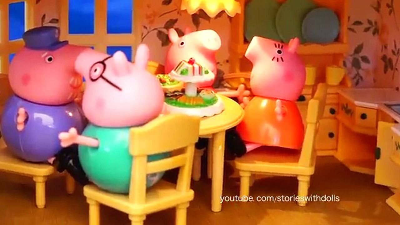 Calico Critters Toys Mansion Dollhouse - Peppa Meets Her Neighbors & Doesnt Want to Play With Suzy