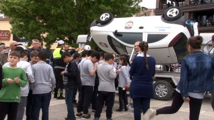 Emniyet kemerinin önemini takla atınca öğrendiler