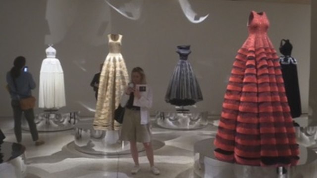 Las prendas de Azzedine Alaïa se exponen como esculturas en Londres