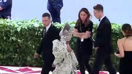 Mode : l'Église romaine, un dress code original au gala du Met