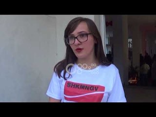 Ora News – Solidaritet dhe mbështetje, nxënësit e Lushnjes shpërndajnë ndihma