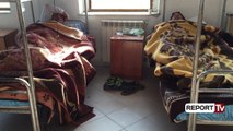 Report TV - Përmbytjet në Fier, dy familje me të sëmurë qëndrojnë në konvikt
