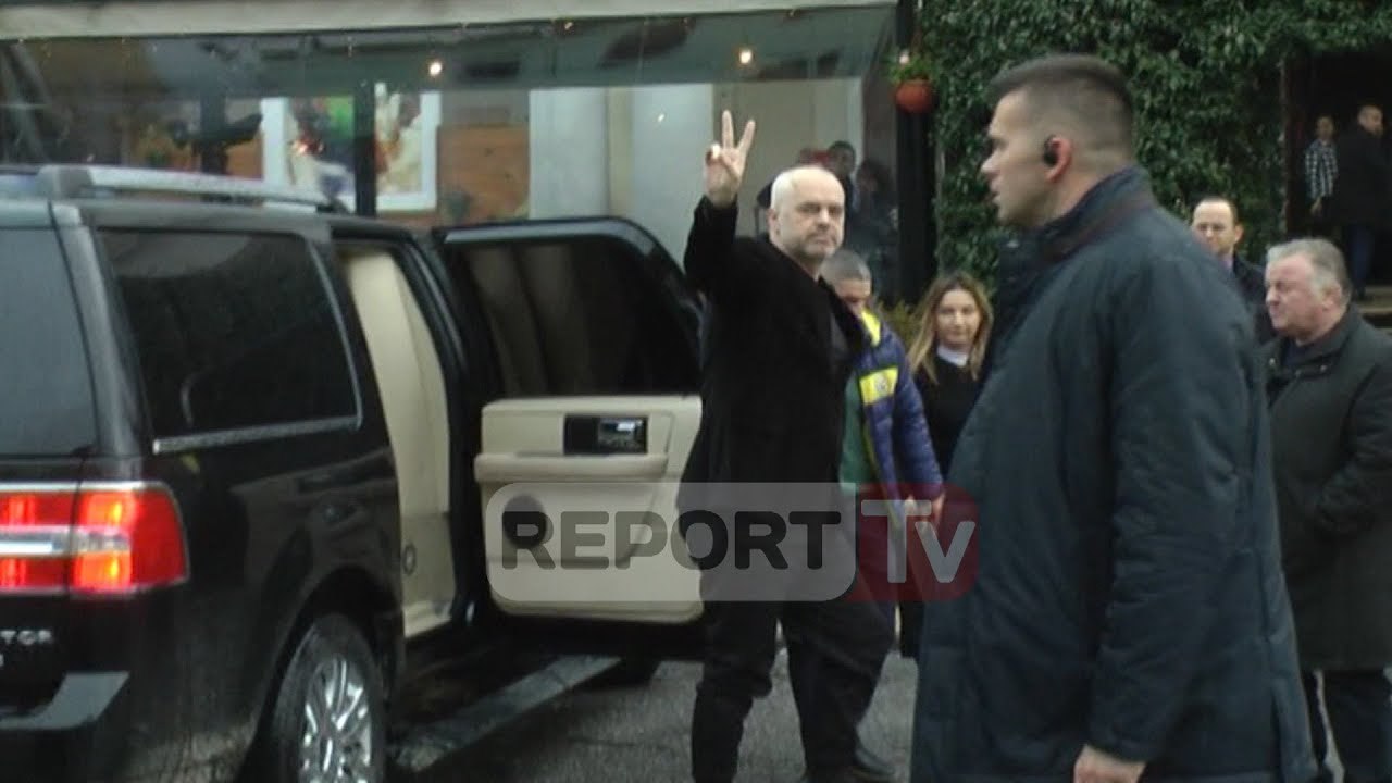 Report TV - "Qeveri e drogës", FRPD Shkodër pret Ramën me protesta, ai u tregon dy gishtat