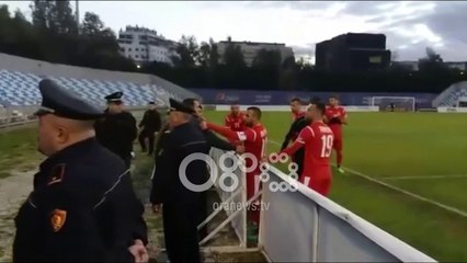 Ora News - Guerrilsat godasin policët, Partizani-Teuta starton me 10 minuta vonesë