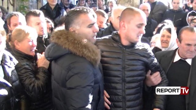 Report TV - Report TV - Samueli i dha lamtumirën babait mes lotesh dhe i rrethuar nga policia