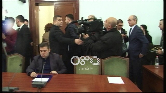 Ora News-Felaj nuk i jep fjalën, Noka i rrëmben mikrofonin: Nuk më ndalon dot fjalën Salmonela!