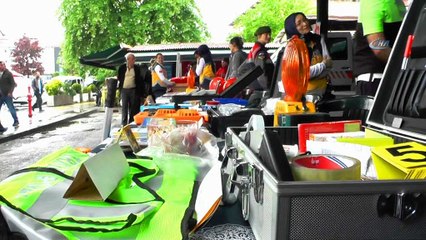 Vali trafik güvenliğine dikkat çekmek için 100 promil alkollü gözlükle topa vurdu