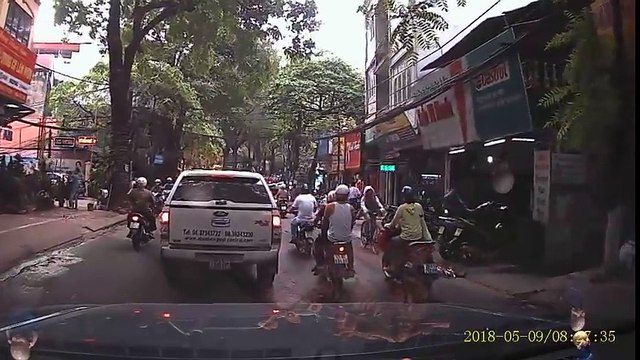 Tài xế xe bán tải bị anh Tây tát vào mặt, đấm vỡ kính vì đi vào đường một chiều