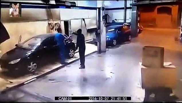 Il prend le relais de l'arme d'un braqueur et l'oblige à travailler pour lui ! LOL