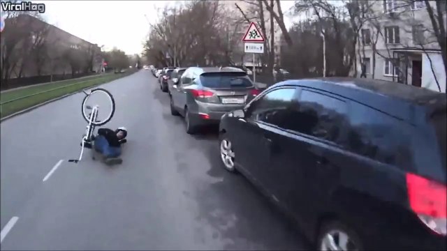 Un motard se prend une barre de fer dans la roue... Enorme chute