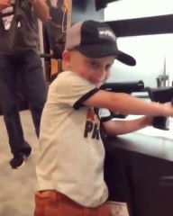 Cet enfant manie les armes comme un pro... Inquiétant