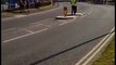 Une voiture fonce sur un signaleur pendant le Tour du Yorkshire