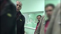 Ora News - Skandal në Spitalin e Korçës, Shefi i Urgjencës shan dhe nxjerr me forcë gazetarët