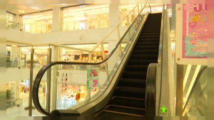 شاهد: رجل يندفع نحو سلم متحرك لإنقاذ طفلة