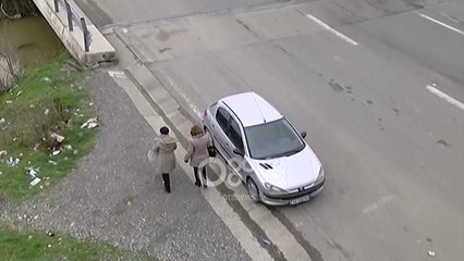 Ora News vëzhgim në "superstradën e vdekjes", kurorat me lule sfidojnë makinat