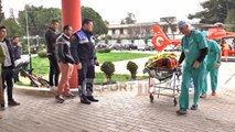 Report TV - Skrapar, përmbyset furgoni me nxënës, e plagosura mbërrin në Spitalin e Traumës