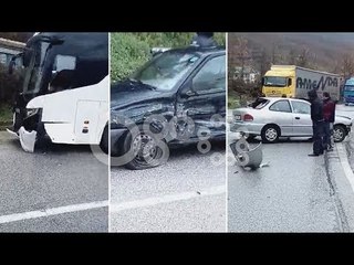 Download Video: Ora News - Aksident në Elbasan, autobusi përplaset me dy makina, plagoset një grua e një foshnje