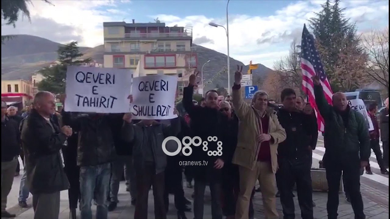 Ora News - "Qeveri e droges dhe e Shullazit" protesta kur Rama e Zaev ishin bashkë në Pogradec
