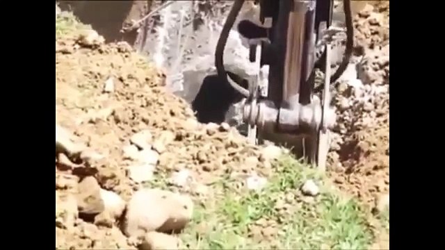 Maquinaria pesada salvando vidas (Heavy machinery saving lives)