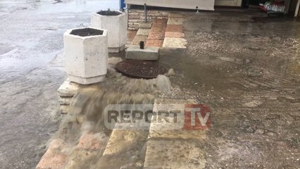 Report TV - Shirat në Sarandë, ujrat e zeza vërshojnë në bulevard dhe në det