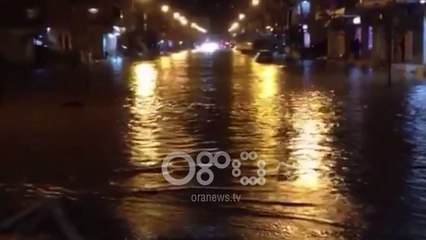 Ora News- Përmbytjet zhvendosen në jug, probleme në disa rrugë të Vlorës