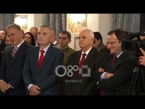 Ora News- Meta dhe Lu shtrengojne duart në promovimin e librit Në opinionin tim të Valbona Zenelit