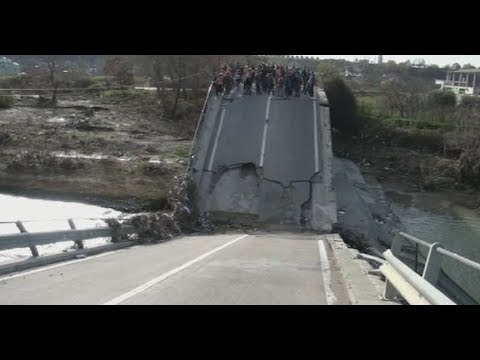 Ora News - Banorët në rrezik, kalojnë mbi urën e shembur të Drojës në Mamurras