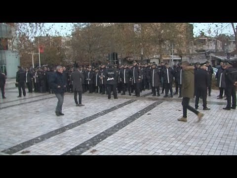 Ora News - Policët krijojnë kordon para parlamentit, pritet protesta e Opozitës