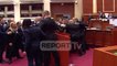 Report TV - Sherr në Kuvend perplasje mes Berishes dhe Balles, tensionohet situata nderhyn garda