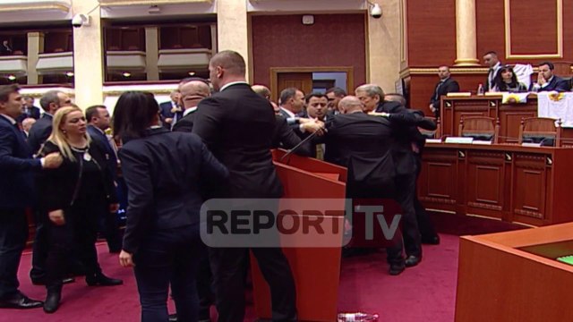 Report TV - Sherr në Kuvend perplasje mes Berishes dhe Balles, tensionohet situata nderhyn garda