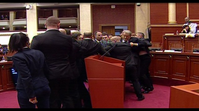 Ora News - Garda nuk lejon Berishen në foltore, plas sherri në Kuvend