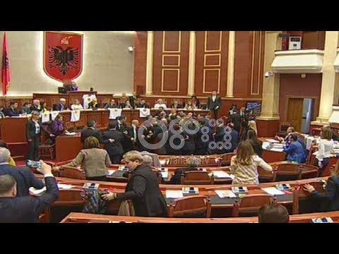 Ora News - Perplasja e dyte fizike ne Kuvend kunder votimit te kryeprokurorit te perkohshem