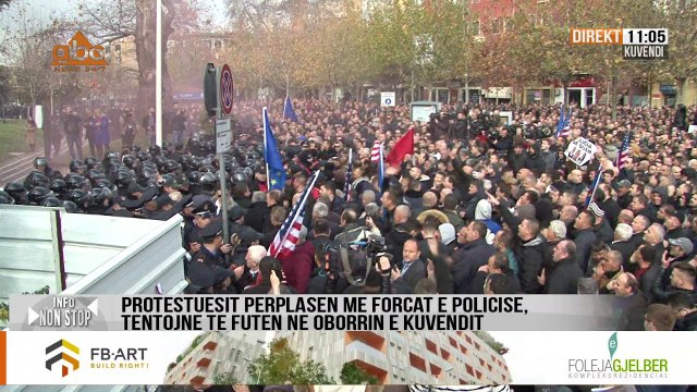 Tymuese dhe shkopinj drejt policisë, protestuesit tentojnë të hyjnë në Kuvend