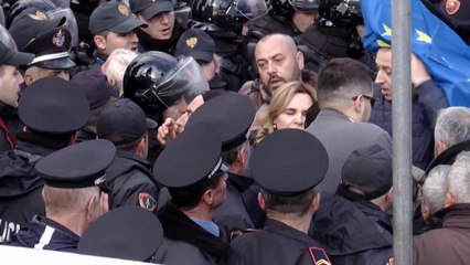 Reprot TV - Dhunë te Kuvendi,protestuesit çajnë kordonin e policisë