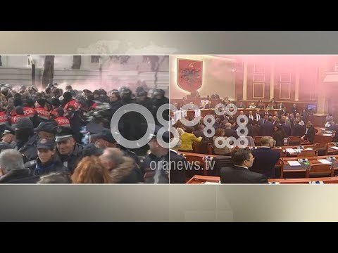 Ora News - Protesta e 18 dhjetorit, deputetët e opozitës hedhin tymuese brenda Kuvendit