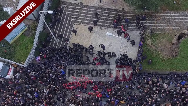 Report TV - Pamje me dron, momenti kur protestuesit thyejnë kordonin e policisë te parlamenti