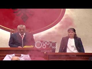 Ora News - Mes tymit në Kuvend betohet Kryeprokurorja e përkohshëm, Ruçin e mbrojnë me çadër