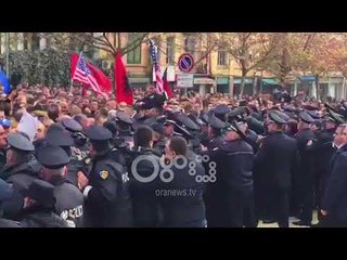 Ora News- Protesta e 18 dhjetorit/ Momenti kur Kryemadhi i bashkohet protestuesve para Parlamentit