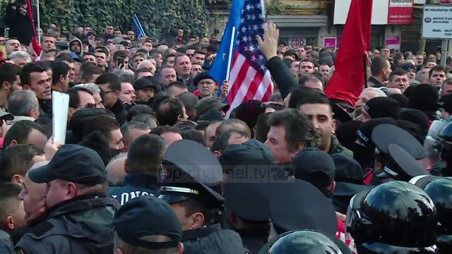 Tensione para Kuvendit, protestuesit përplasen me policinë - Top Channel Albania - News - Lajme