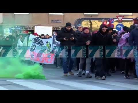 MIJERA PROTESTUES PERPLASEN ME POLICINE NE RRUGET E VJENES - News, Lajme - Kanali 8