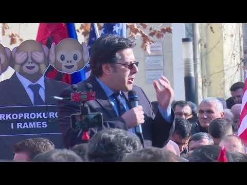 PERPLASJE TE FORTA ME POLICINE JASHTE SALLES SE PARLAMENTIT, PROTESTUESIT TENTUAN HYRJEN NE KUVEND L