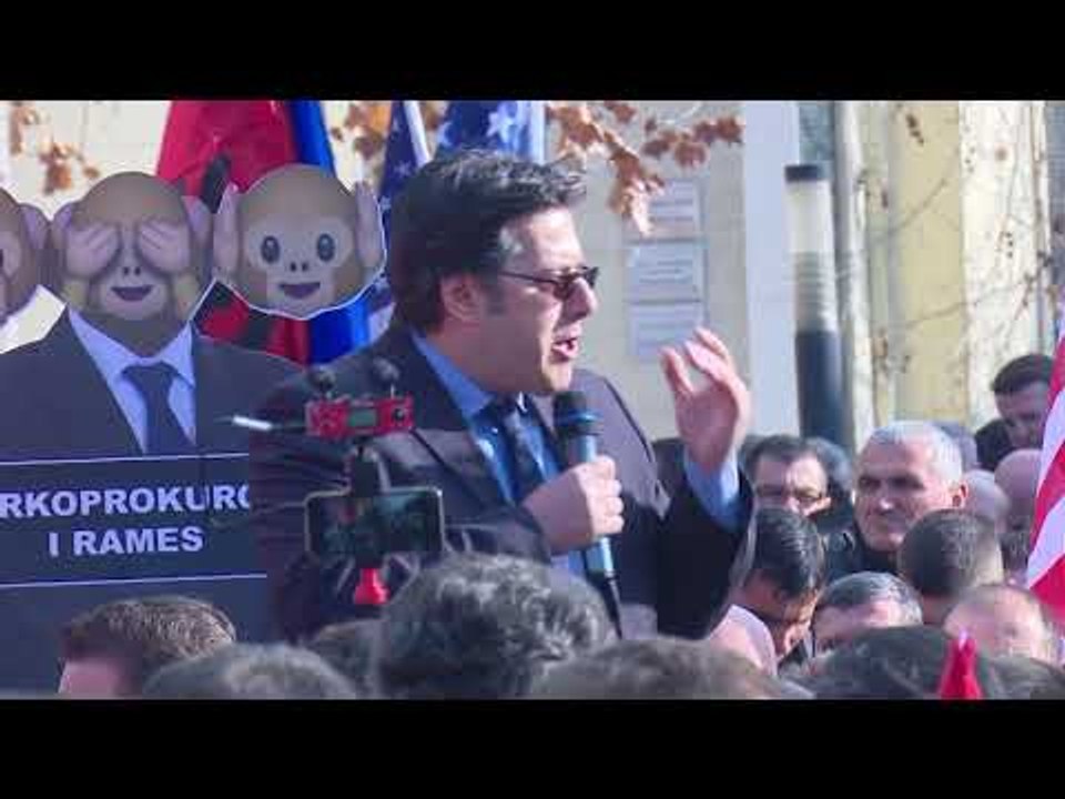 PERPLASJE TE FORTA ME POLICINE JASHTE SALLES SE PARLAMENTIT, PROTESTUESIT TENTUAN HYRJEN NE KUVEND L
