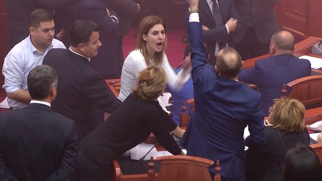 Ora News - Vjedhja e kartave të opozitës për votimin, Balla: I ktheva borxhin Monikës