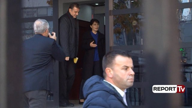 Arta Marku në ditën e saj të parë të punës si kryeprokurore, Llalla i dorëzon detyrën